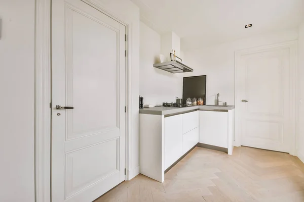 Fragmento Interior Cozinha Casa Estreita Luz Com Mobiliário Branco Estilo — Fotografia de Stock
