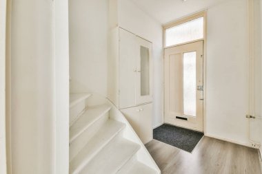 Işık dar koridor, beyaz duvarlarda birçok kapı ve kereste zemininde parlayan lamba