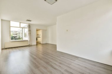 Lüks bir evde rahat ve ferah boş bir oda.