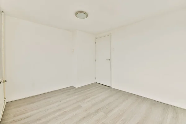 Interior Sala Branca Vazia Com Grandes Janelas Piso Parquet Madeira — Fotografia de Stock