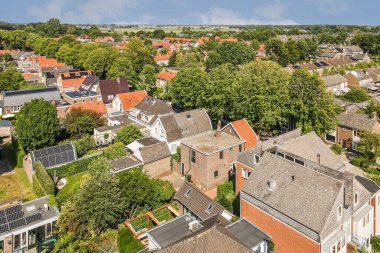 Yüksek binaların ve ağaçların panoramik görüntüsü