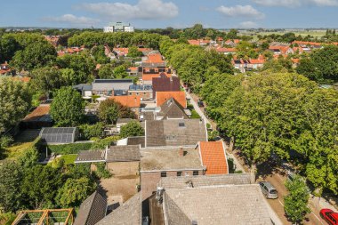 Yüksek binaların ve ağaçların panoramik görüntüsü