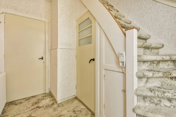 带入口门的轻便走廊 有两层公寓 有最低限度的木制楼梯 日间通往楼上 — 图库照片