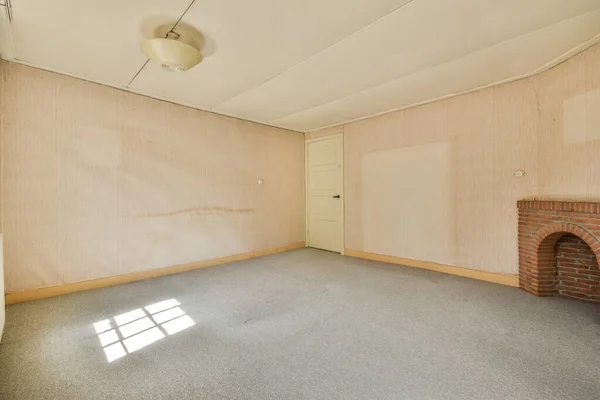 Plastic Window Radiator Empty Light Room Home — 图库照片