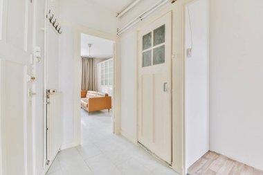 Yatak odasının iç tasarımı, yatak odası ve ahşap gardırop modern dairenin penceresinin kenarına yerleştirilmiş.