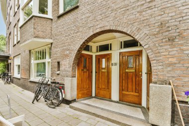 Boş bir kaldırımdan panorama manzaralı tuğla evler