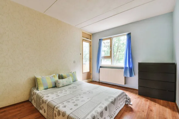 Diseño Interior Casa Dormitorio Con Cama Armario Madera Situado Esquina — Foto de Stock