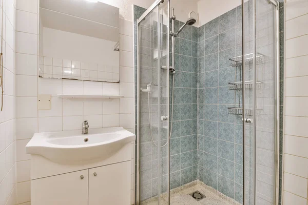 샤워실 향내를 현대식 화장실에 두르고 — 스톡 사진