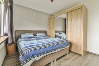 Yatak ve dolap pencerenin yanında.