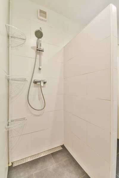 シャワー タップとウォール ハング トイレの仕切りが — ストック写真