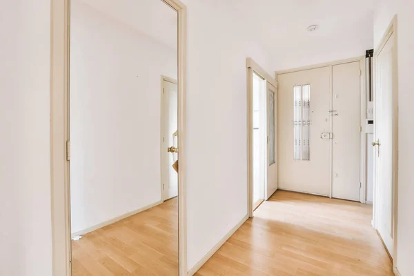 Enger Korridor Mit Weißen Wänden Und Türen Der Ein Geräumiges — Stockfoto