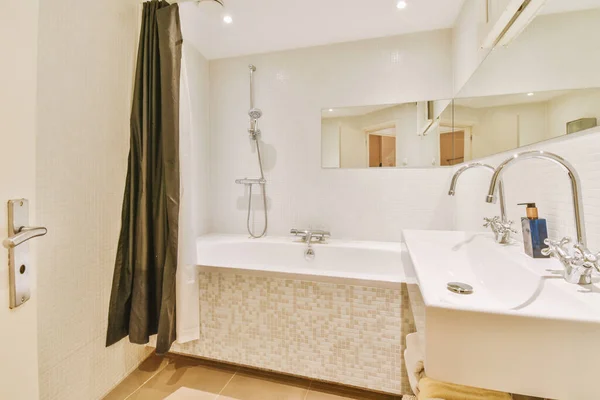 Sinks Mirrors Clean Bathtub Modern Bathroom White Tiled Walls — Stockfoto