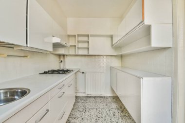 Mobilya dairesi olan küçük bir ev mutfağı.