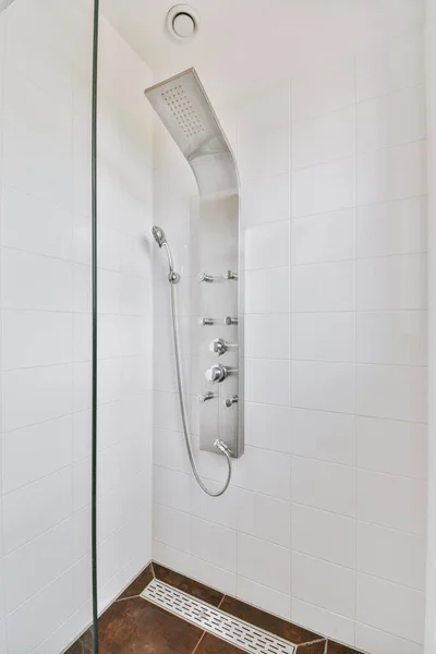 Duschhähne Gefliester Wand Der Nähe Von Glasabtrennungen Und Zierleisten Heimischen — Stockfoto