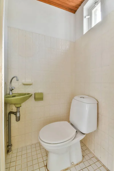 Flush Toilet Small Green Sink Corner Restroom — Stock Photo, Image