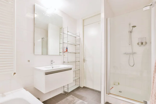 냄새와 샤워실 근처에 목욕통 냄새가 현대식 화장실에는 유리문 — 스톡 사진