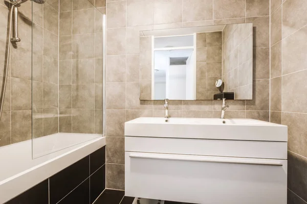 Mosdók Tükrökkel Tiszta Káddal Modern Fürdőszobában Fehér Csempézett Falakkal — Stock Fotó