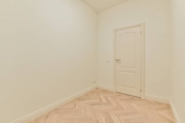 Evdeki boş ışık odasında, beyaz duvardaki plastik pencere ve radyatör.