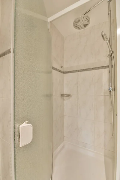 近代的な洗面所のシャワーキャビンの近くに長方形の鏡ときれいなシンク付きのモダンなバスルームのインテリア — ストック写真