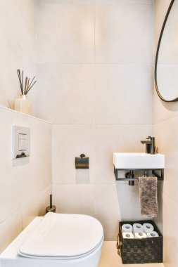 Lavabolu ve duvarlı, beyaz duvarlı ve kareli tuvaletli dar bir tuvalet.