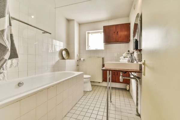 シャワータップと自宅の浴室の壁のフラッシュトイレの間のガラスパーティション — ストック写真