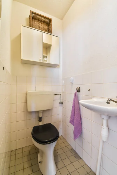 Duvar Asılmış Tuvalet Tuvaletin Köşesinde Bej Fayanslı Küçük Lavabo — Stok fotoğraf