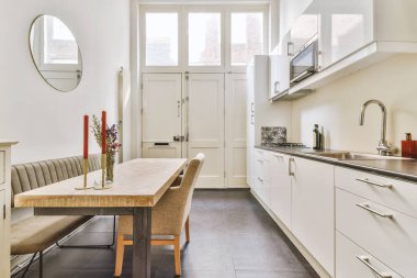 Minimalist tarzı açık mutfağı ve masa ve sandalyeleri olan geniş yemek alanı olan modern çatı katı dairesinin ev tasarımı.