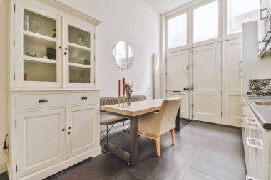 Minimalist tarzı açık mutfağı ve masa ve sandalyeleri olan geniş yemek alanı olan modern çatı katı dairesinin ev tasarımı.