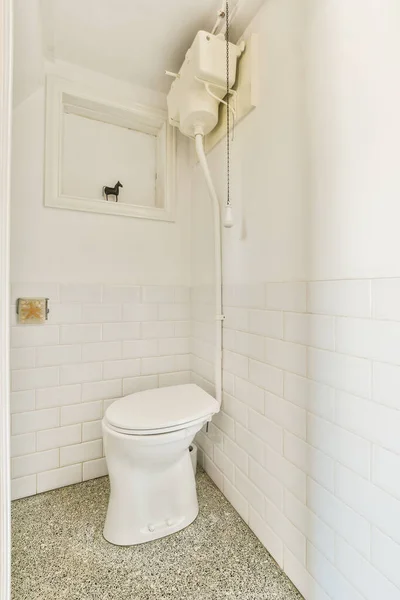 小さなタイル張りのバスルームでのフラッシュトイレ — ストック写真