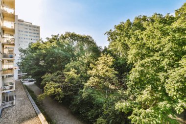 Eski tuğlalı binaların ve bisikletli arabaların ön manzarası küçük balkondan tırabzanlara kadar uzanıyor.