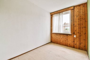 Lüks bir evde rahat ve ferah boş bir oda.