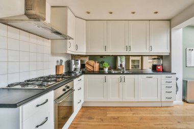 Modern minimalist tarzda iç tasarım stüdyo dairesi açık mutfak ve yemek masası ve sandalyeleri ile