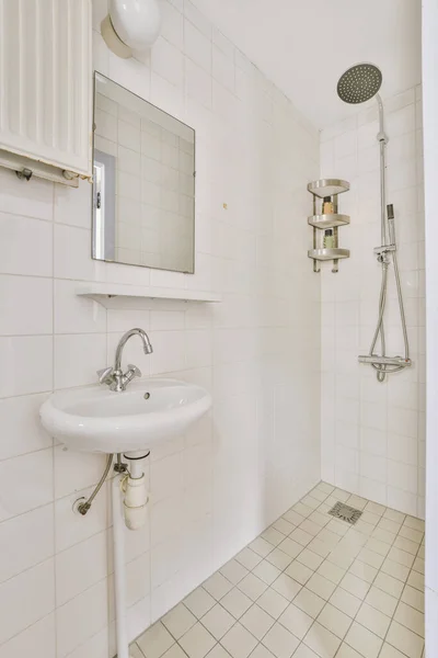 白いタイル張りの壁とモダンなバスルームでガラスドアとミラーとシャワーボックスでシンク — ストック写真