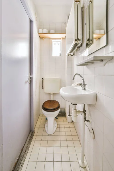 白い壁や小屋のある洗面所や壁掛けトイレの内部 — ストック写真