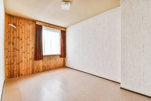 豪华房子里一个舒适宽敞的空房间 — 图库照片