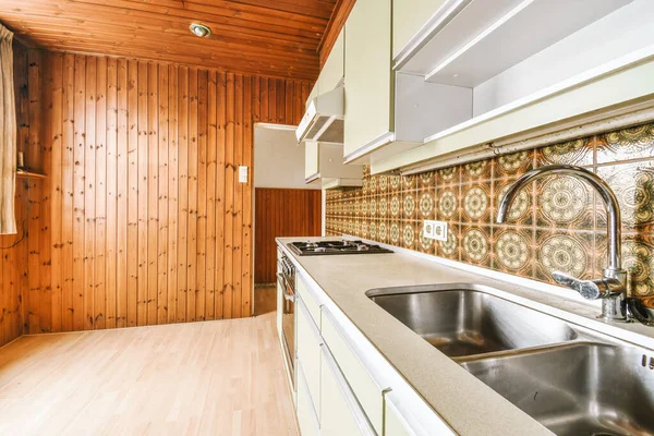 简约风格 带有水槽和炉灶的家居式轻薄厨房内部碎片 — 图库照片