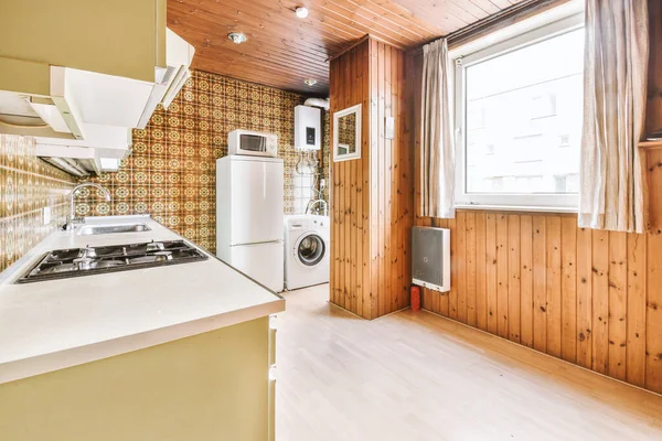 简约风格 带有水槽和炉灶的家居式轻薄厨房内部碎片 — 图库照片