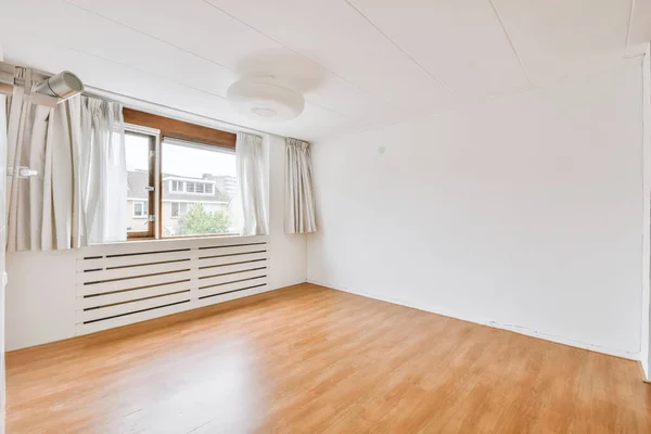 Kunststof Raam Radiator Witte Wand Lege Lichtkamer Thuis — Stockfoto