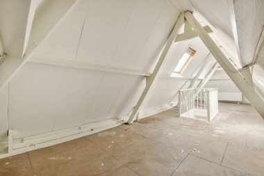 Evdeki boş ışık odasının beyaz duvarındaki plastik pencere.