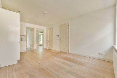 Çağdaş sayaçlar ve tabureler evdeki geniş ışıklı mutfakta şık egzoz kapağının altında.