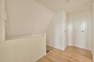 Evdeki boş ışık odasının beyaz duvarındaki plastik pencere.