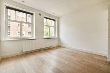 Çağdaş sayaçlar ve tabureler evdeki geniş ışıklı mutfakta şık egzoz kapağının altında.