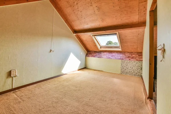 Empty Mansard Roof Apartment Door Small Window — Stock fotografie