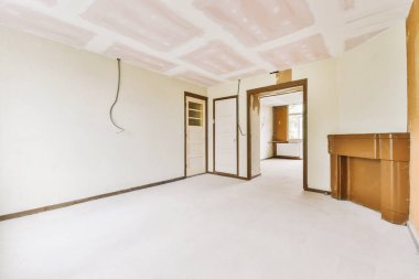 Lüks bir evde rahat ve ferah boş bir oda.