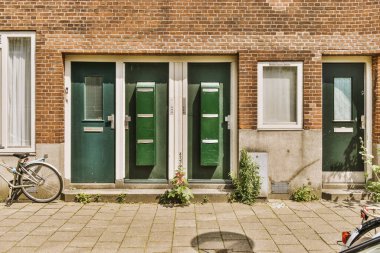 Boş bir kaldırımdan panorama manzaralı tuğla evler