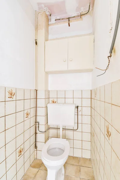 Interior Narrow Restroom Wall Hung Toilet White Walls Checkered Floor — Stock Photo, Image