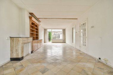 Çağdaş dairenin küçük fayanslı banyosunda lavabo ve duş arasında bulunan sifon tuvaleti