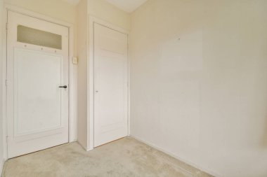 Evdeki boş ışık odasında, beyaz duvardaki plastik pencere ve radyatör.