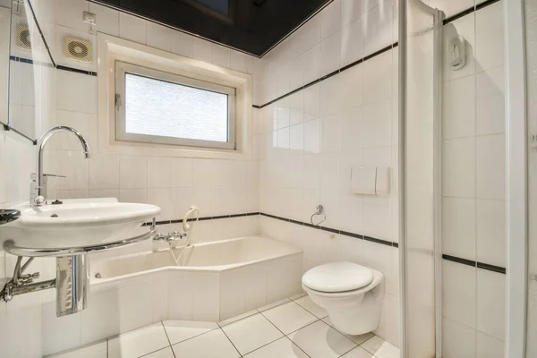 Flush Toilet Gelegen Tussen Wastafel Douche Kleine Betegelde Badkamer Van — Stockfoto