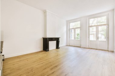 Evdeki boş ışık odasında, beyaz duvardaki plastik pencere ve radyatör.